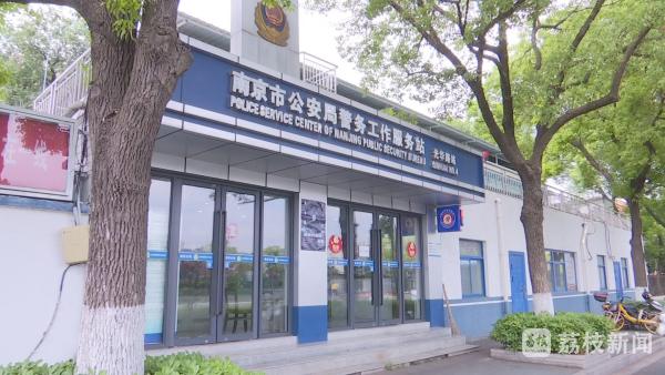 捷希缘配资 凌晨老人脚卡电梯 警民合力硬抬电梯施救