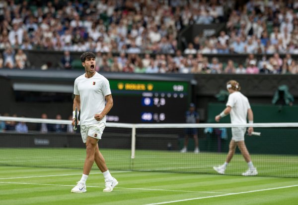 凤凰配资 3-1逆转卢布列夫，阿尔卡拉斯豪取温网18连胜晋级八强